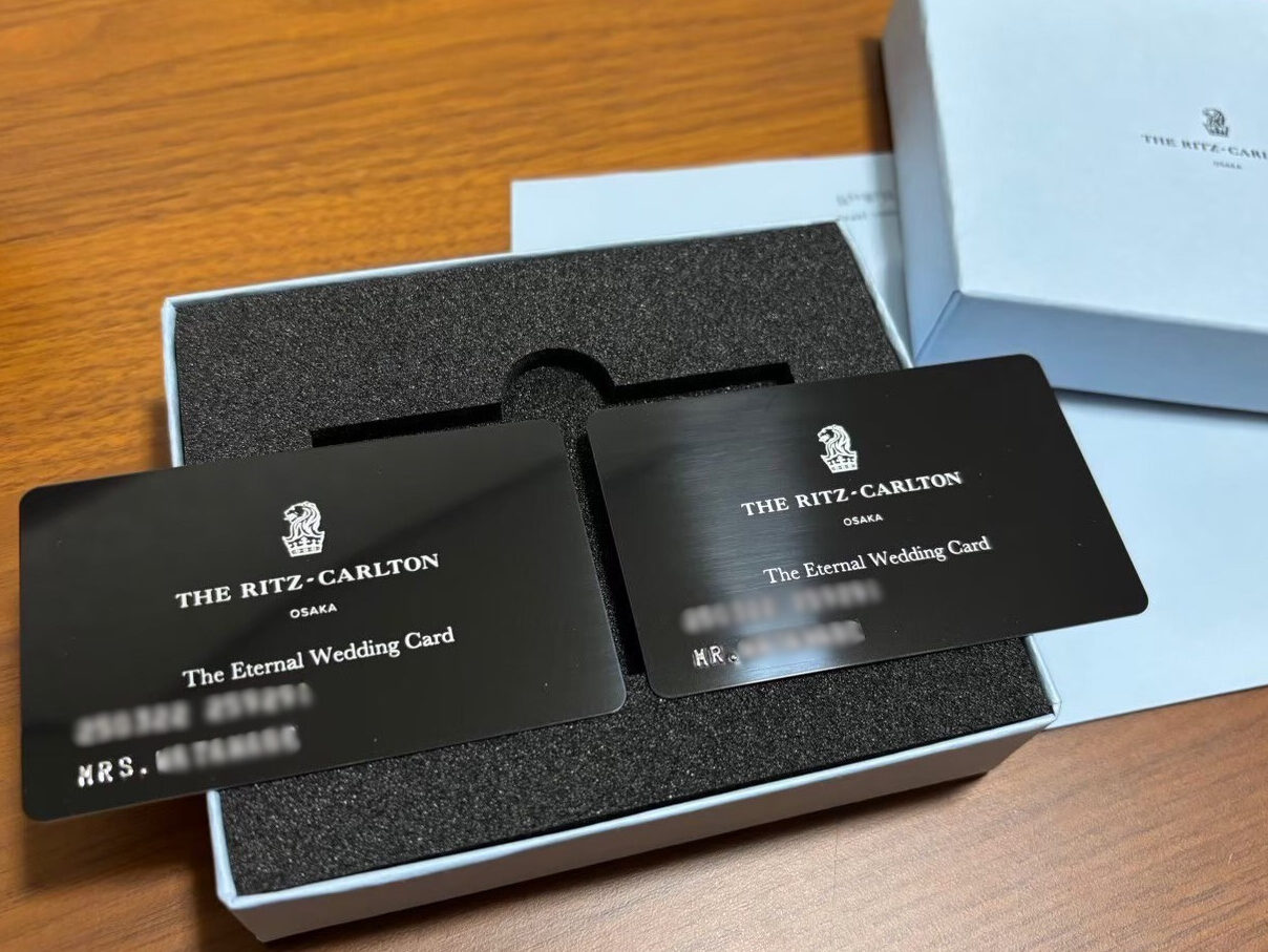 ※実際にリッツ・カールトン大阪で結婚式を挙げた際にもらったエターナルカード。
式場ごとにデザインが異なり、記念品としての意味合いも強い一枚です。